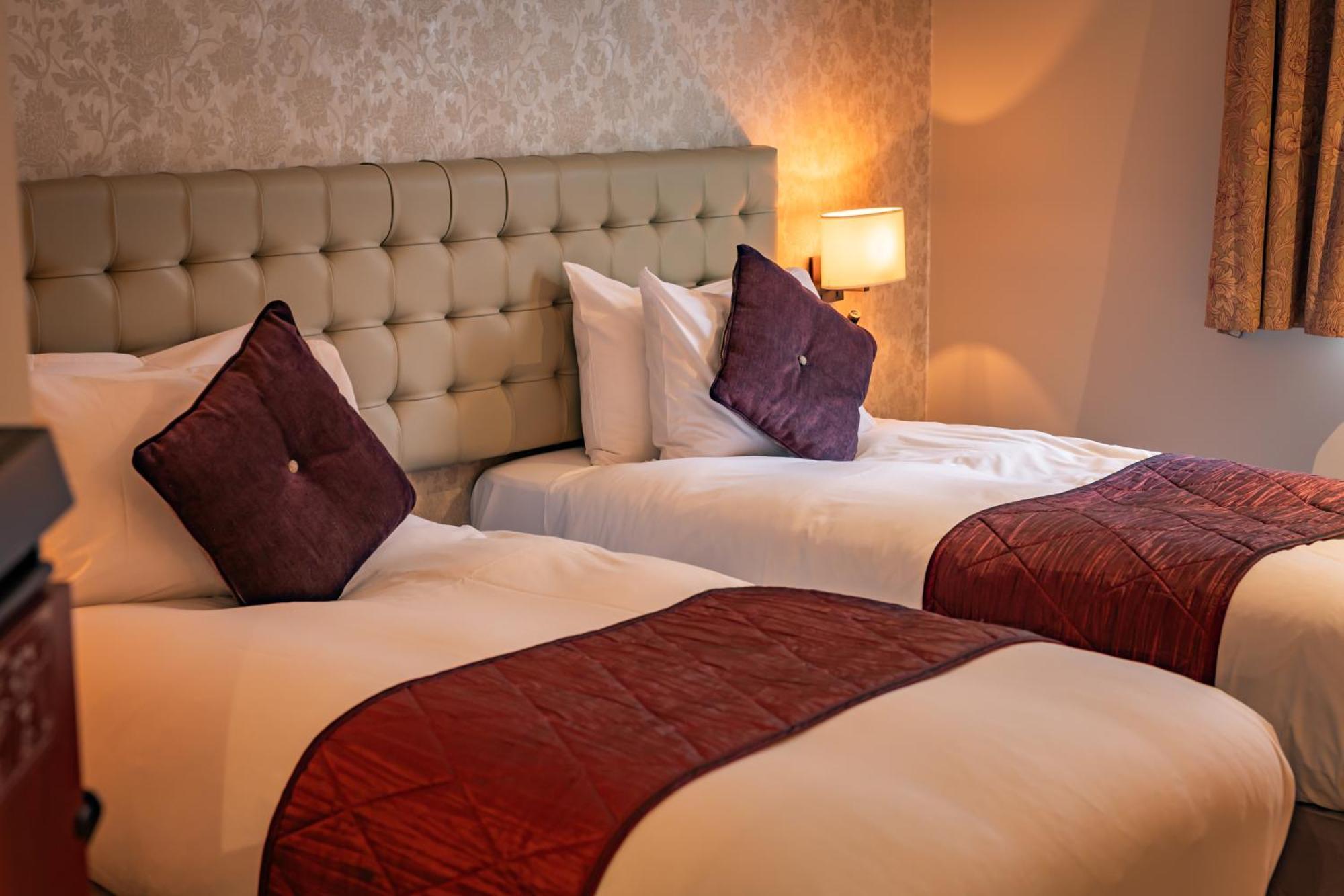 The Red Lion Hotel Hillingdon kerület Kültér fotó