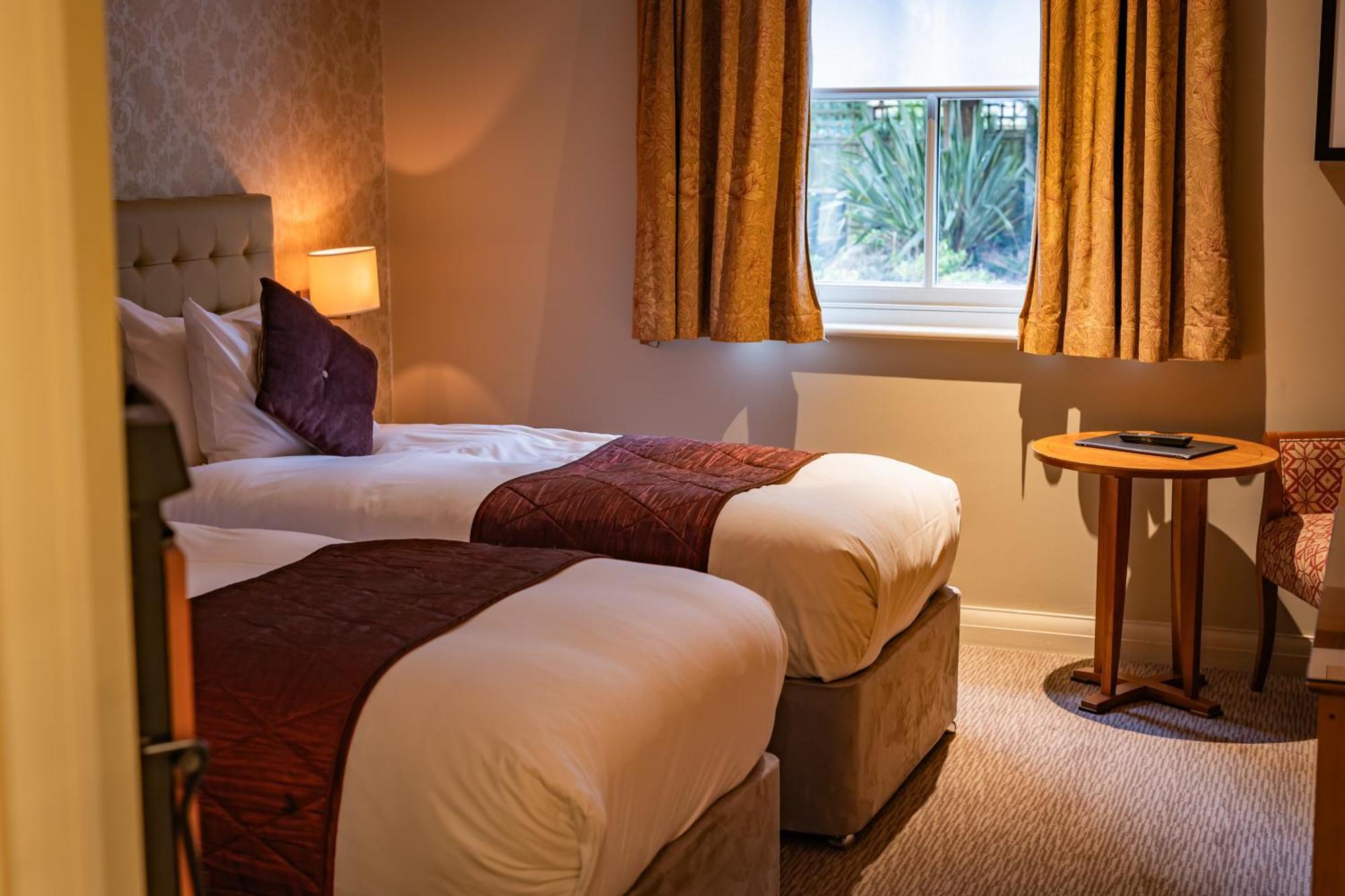 The Red Lion Hotel Hillingdon kerület Kültér fotó