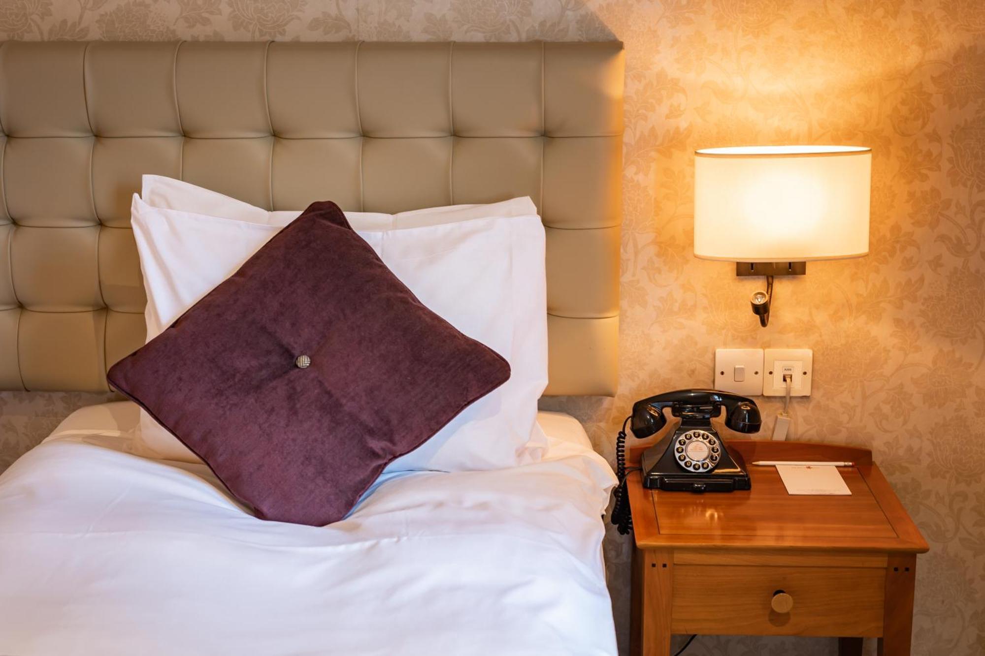 The Red Lion Hotel Hillingdon kerület Kültér fotó