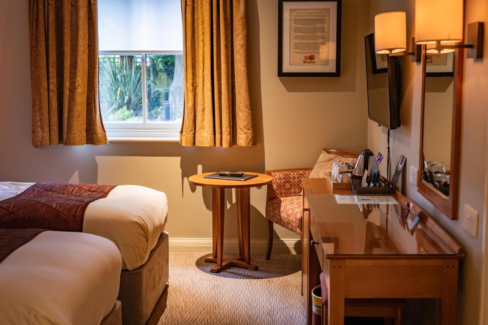 The Red Lion Hotel Hillingdon kerület Kültér fotó