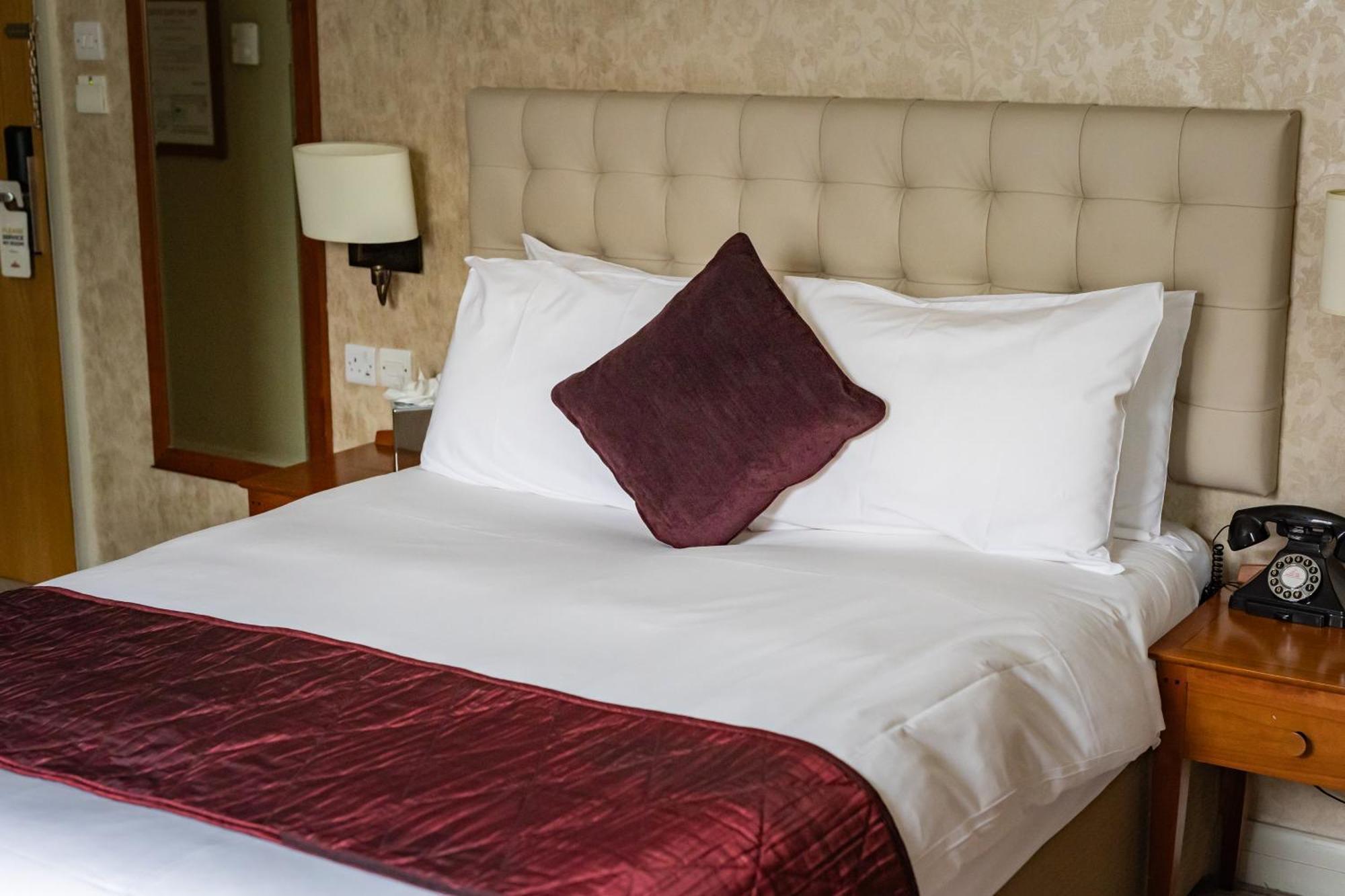 The Red Lion Hotel Hillingdon kerület Kültér fotó