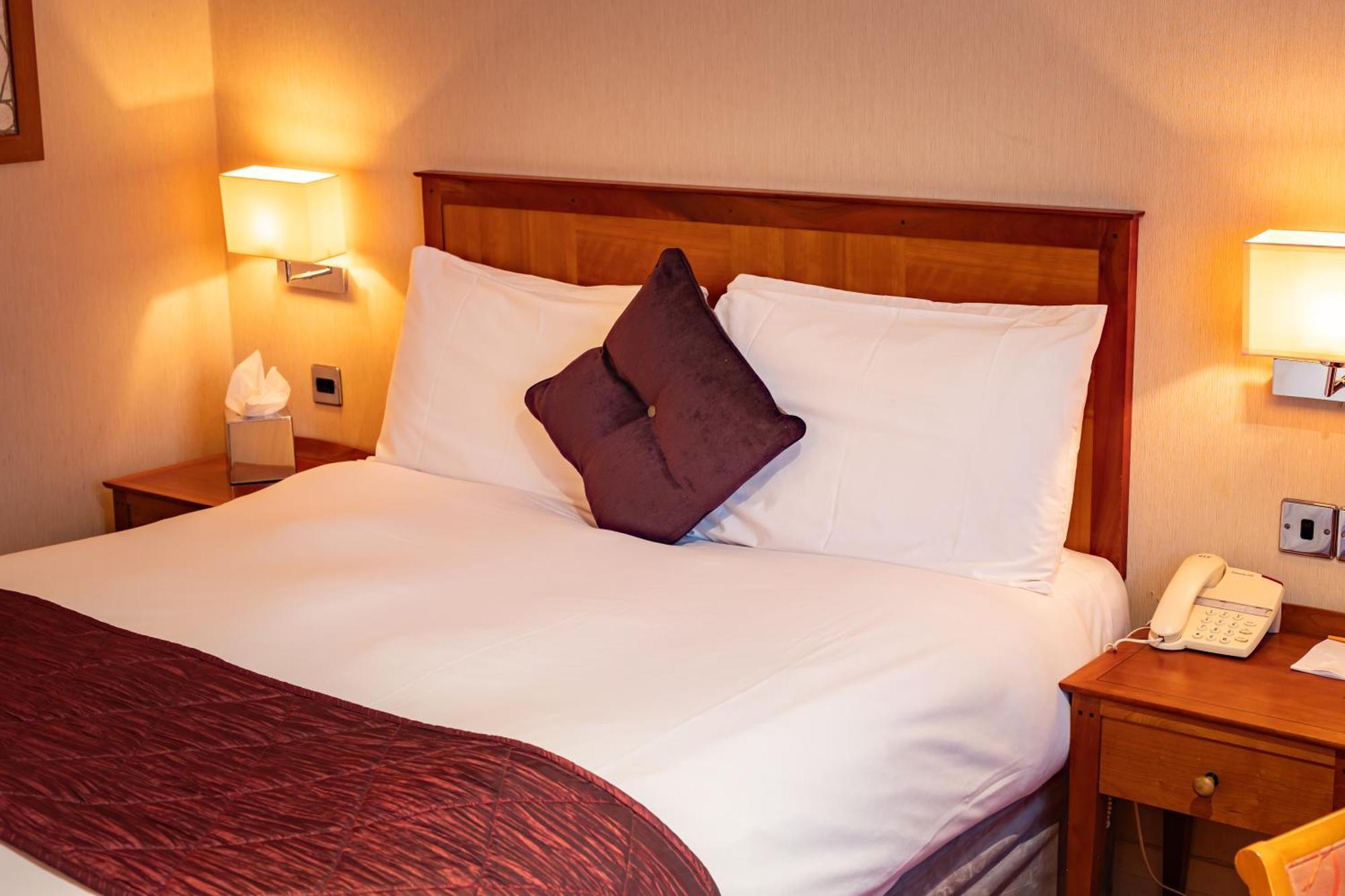 The Red Lion Hotel Hillingdon kerület Kültér fotó