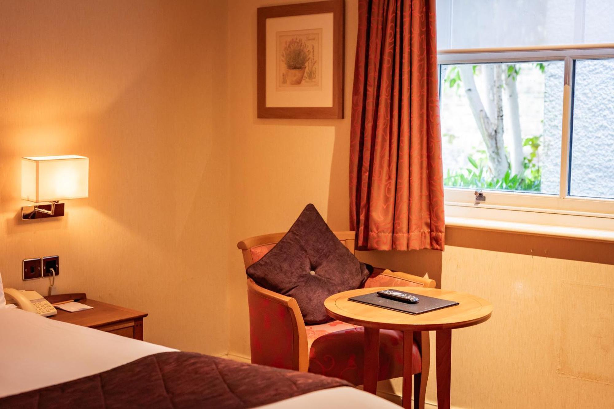 The Red Lion Hotel Hillingdon kerület Kültér fotó
