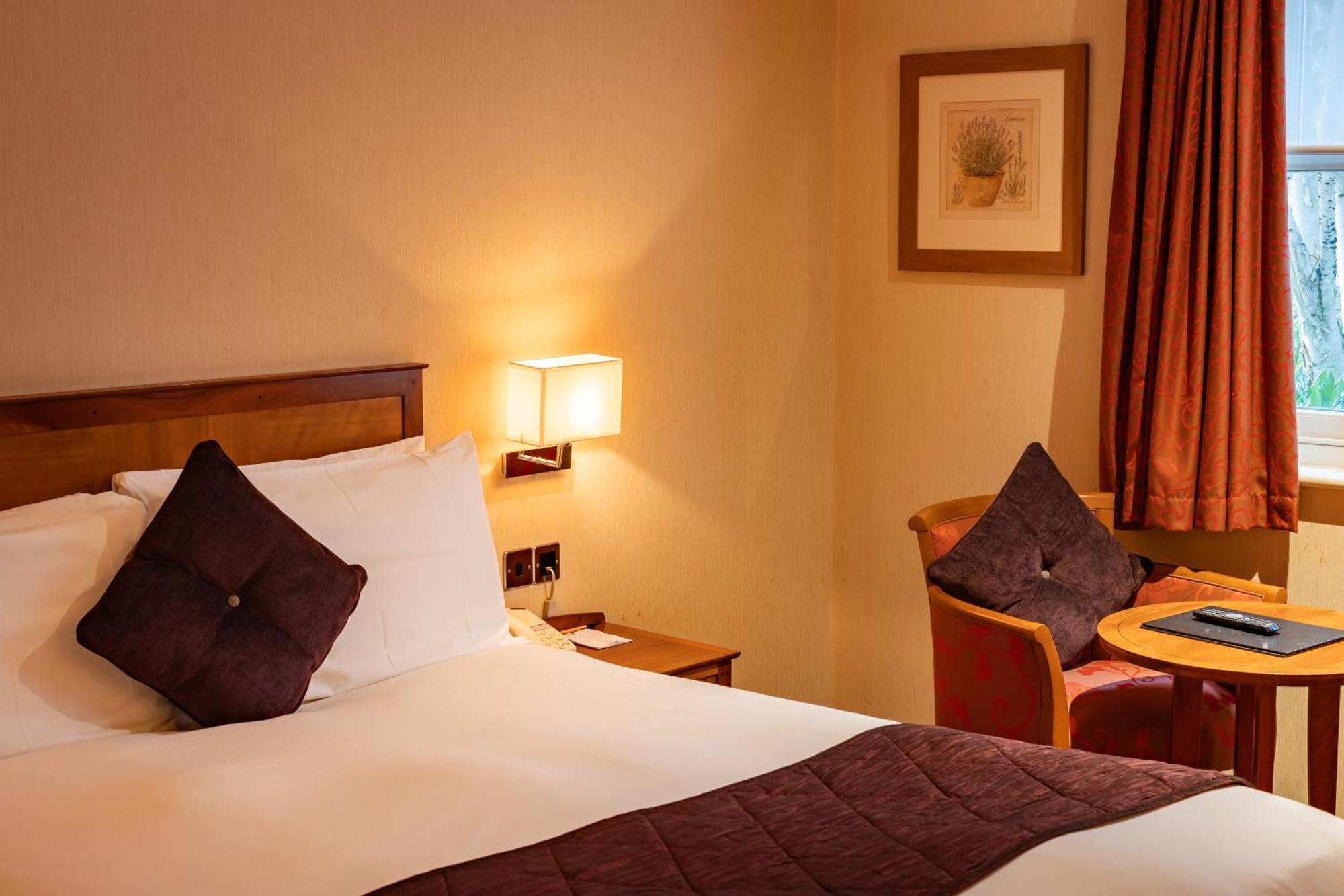 The Red Lion Hotel Hillingdon kerület Kültér fotó